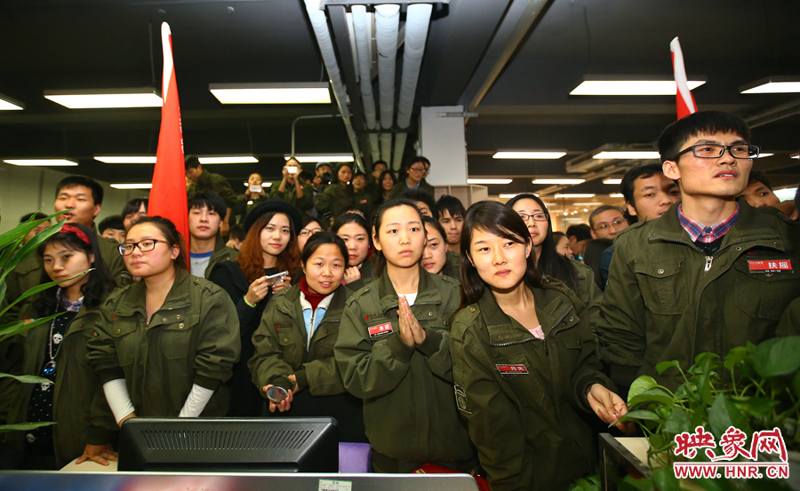 很多員工注視著屏幕上不斷攀升的銷售額，期望能創(chuàng)下新高