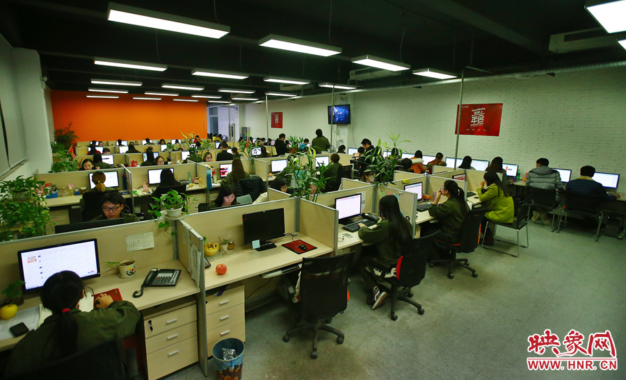 客服大廳內(nèi)，每天電腦前都坐著忙碌的客服人員