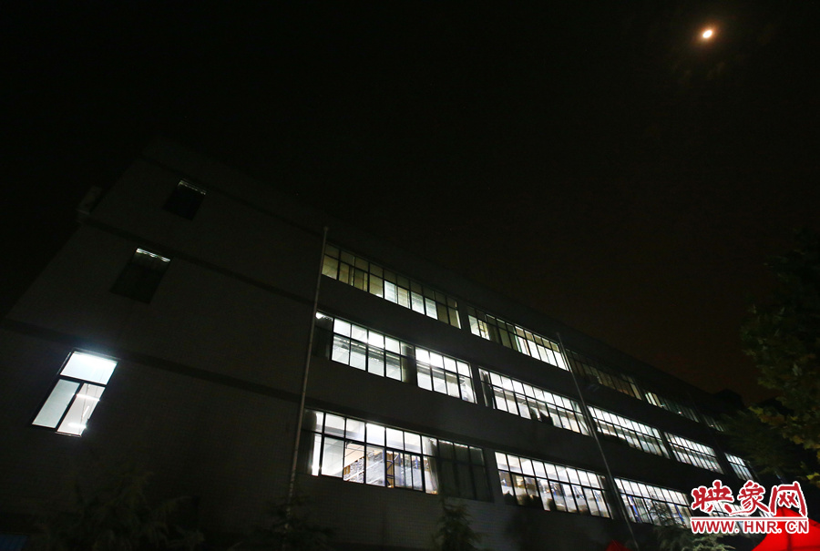 夜已深，燈火通明的大廳內(nèi)卻熱火朝天