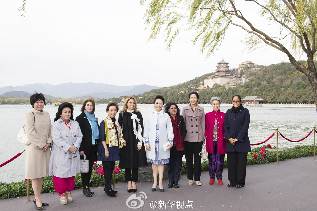 彭麗媛11日邀請來華出席2014年APEC領(lǐng)導(dǎo)人非正式會(huì)議的部分經(jīng)濟(jì)體領(lǐng)導(dǎo)人或代表的夫人參觀世界文化 彭麗媛11日邀請來華出席2014年APEC領(lǐng)導(dǎo)人非正式會(huì)議的部分經(jīng)濟(jì)體領(lǐng)導(dǎo)人或代表的夫人參觀世界文化