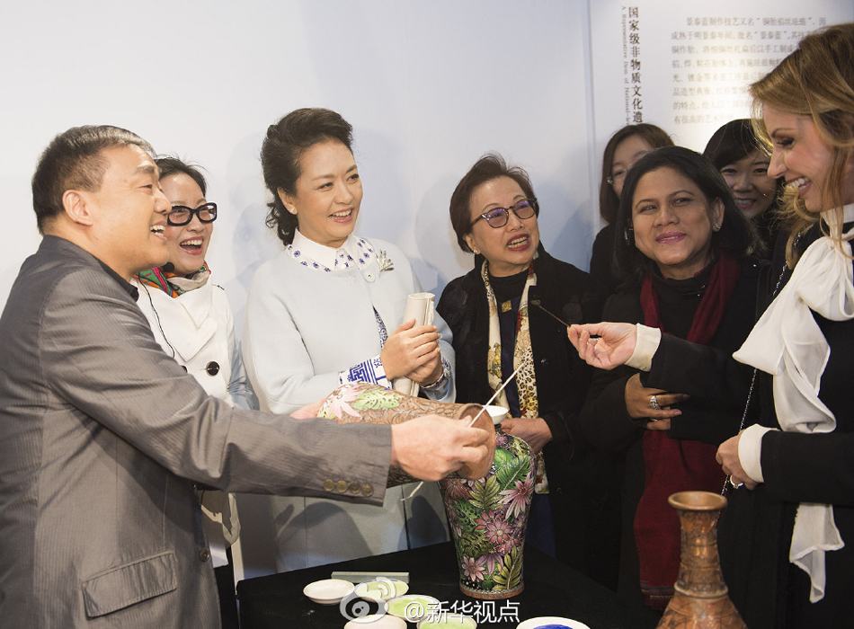 彭麗媛11日邀請來華出席2014年APEC領(lǐng)導(dǎo)人非正式會(huì)議的部分經(jīng)濟(jì)體領(lǐng)導(dǎo)人或代表的夫人參觀世界文化 彭麗媛11日邀請來華出席2014年APEC領(lǐng)導(dǎo)人非正式會(huì)議的部分經(jīng)濟(jì)體領(lǐng)導(dǎo)人或代表的夫人參觀世界文化