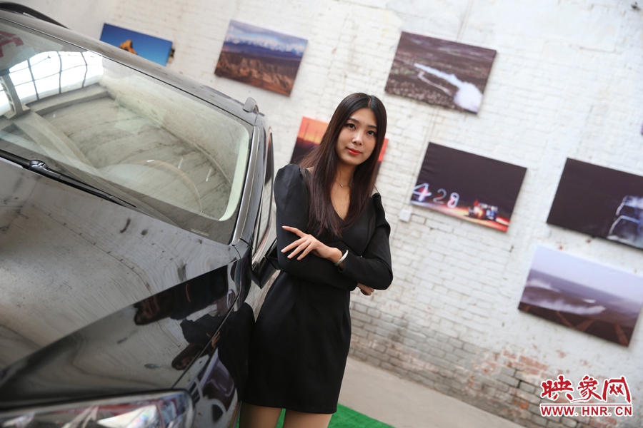 姐是車模，賽車的車。