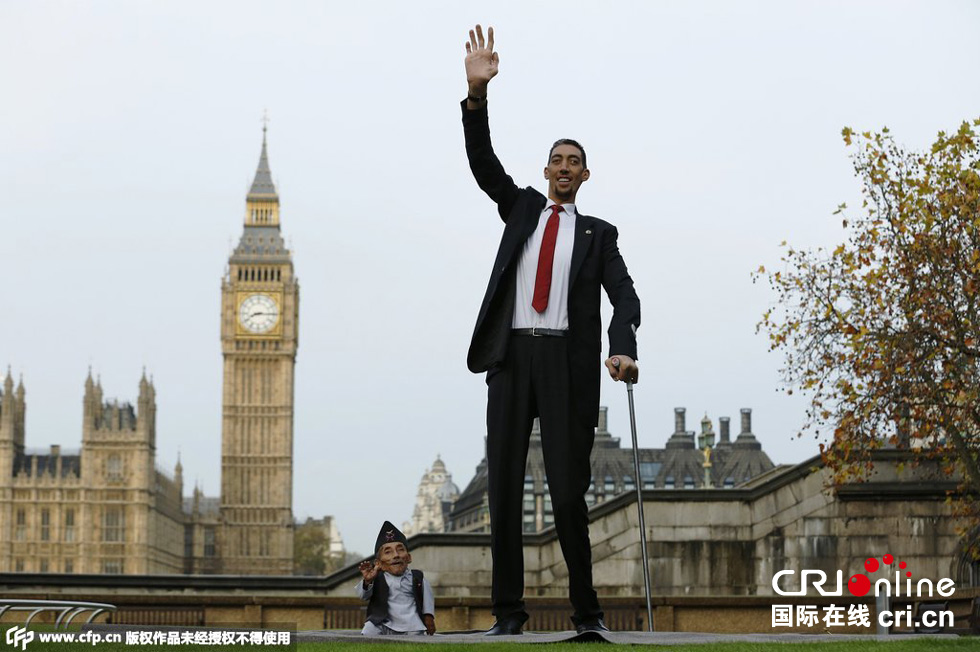 當(dāng)?shù)貢r(shí)間2014年11月13日，英國倫敦，世界上最矮的男子錢德拉·巴哈杜爾·唐吉與世界上最高的男子蘇