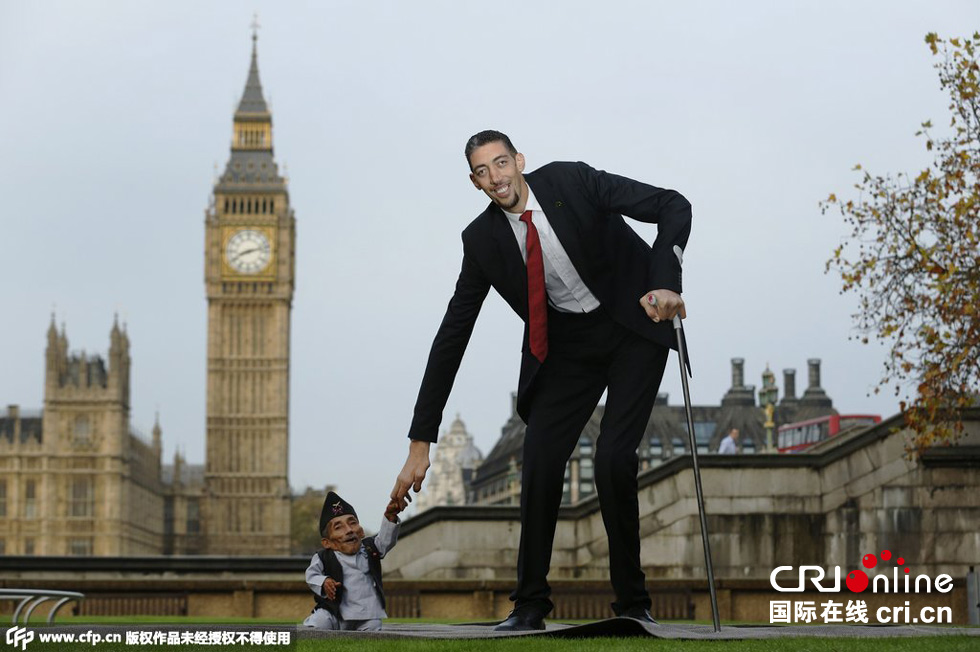 當(dāng)?shù)貢r(shí)間2014年11月13日，英國倫敦，世界上最矮的男子錢德拉·巴哈杜爾·唐吉與世界上最高的男子蘇