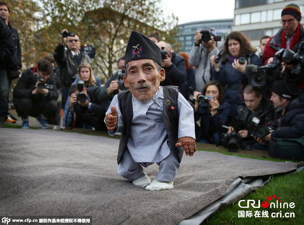 當(dāng)?shù)貢r(shí)間2014年11月13日，英國倫敦，世界上最矮的男子錢德拉·巴哈杜爾·唐吉與世界上最高的男子蘇