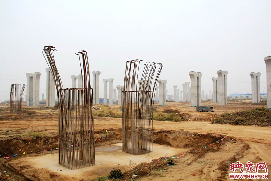 位于鄭州市南四環(huán)的京廣快速路南延工程已經(jīng)停工數(shù)月，現(xiàn)場(chǎng)幾百根橋墩已經(jīng)架起，場(chǎng)面甚是“震撼”。