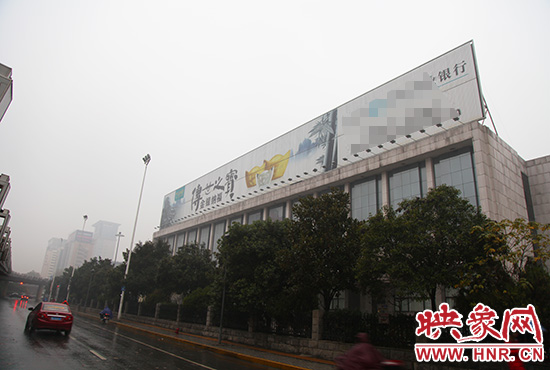 河南省人民會(huì)堂南面戶外廣告。