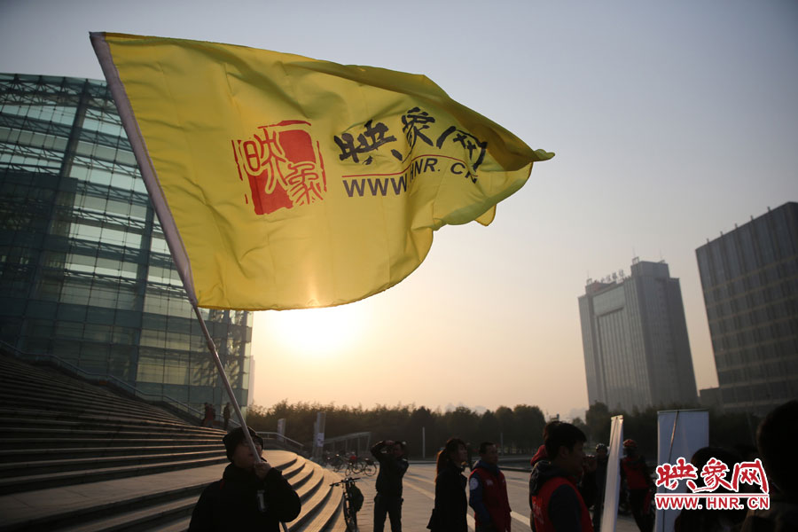 在映象網(wǎng)旗幟的召喚下，車友們匯聚在鄭東新區(qū)。