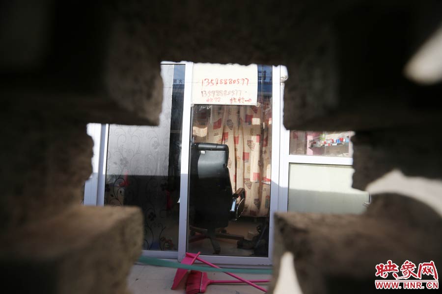 透過墻上的格子，可以看到里面的一切。