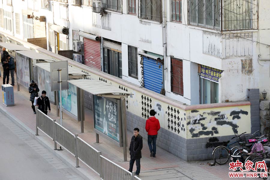 圍墻外是一處公交站牌。