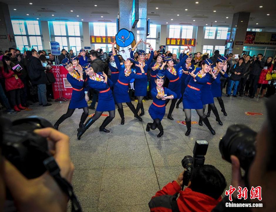 圖為D2702次列車13名乘務(wù)員在候車大廳內(nèi)玩起“快閃”。