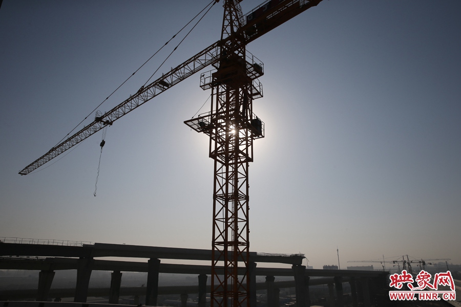 隴海高架與西四環(huán)立交仍在緊張施工中。