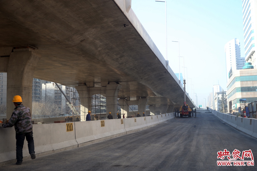 由西向東方向，嵩山南路出口以東，仍在緊張施工中。