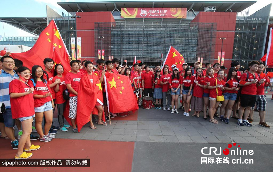 北京時間1月10日，中國隊迎來亞洲杯首場比賽，賽前中國球迷揮舞國旗進(jìn)場，為國足助威。