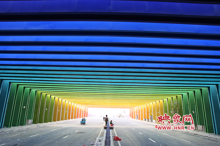 出隧道時(shí)由顏色過(guò)渡為紫色。