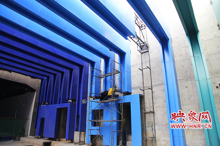 工人還在緊張施工。