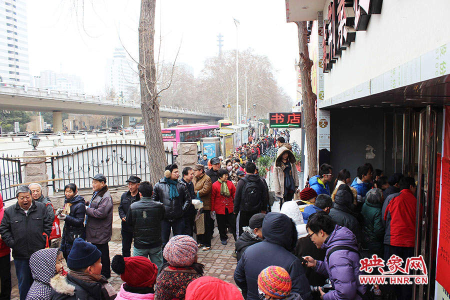 施粥現場排起近百米長隊。