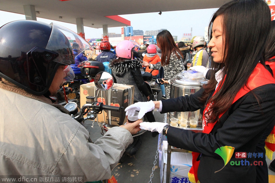 2015年2月10日，廣東佛山，順德龍山加油站為返鄉(xiāng)摩托車免費(fèi)加油。