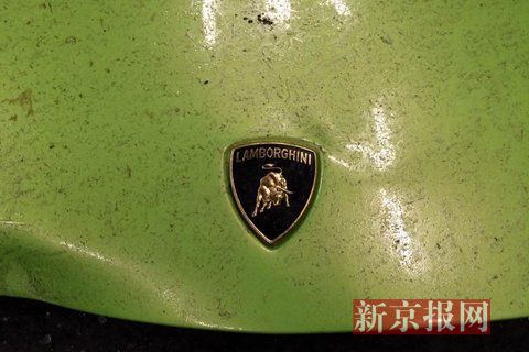 一輛蘭博基尼與一輛法拉利發(fā)生事故，現(xiàn)場狀況慘烈