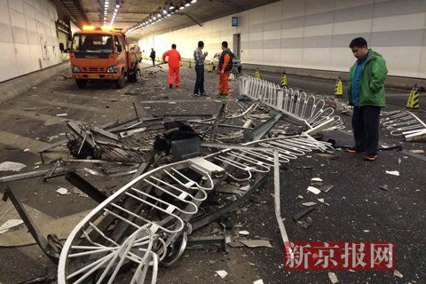 一輛蘭博基尼與一輛法拉利發(fā)生事故，現(xiàn)場狀況慘烈