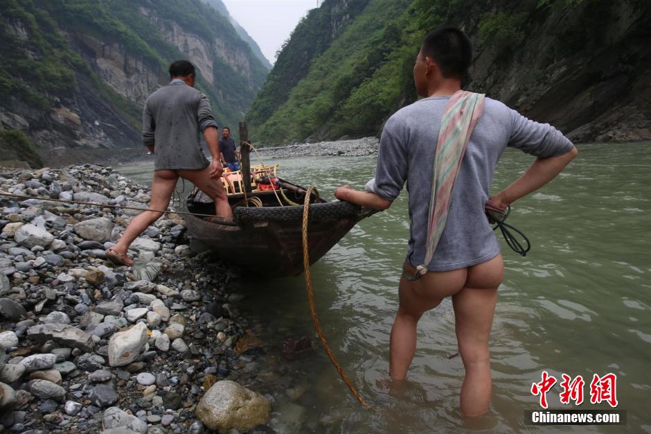 巴東神農(nóng)溪還保留著獨(dú)特的裸體纖夫拉纖景觀。