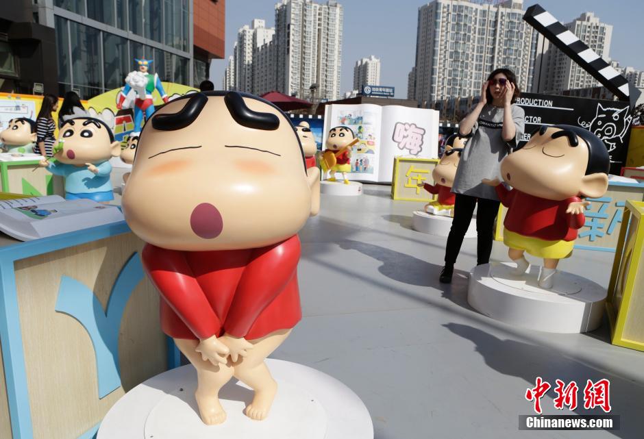 4月22日，游客參觀蠟筆小新特展?！跋灩P小新25周年紀(jì)念特展”日前在北京開展