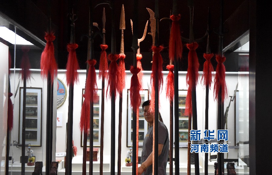 4月26日，參觀者在兵器展覽館內(nèi)參觀。