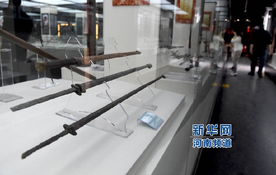 4月26日，參觀者在兵器展覽館內(nèi)參觀。