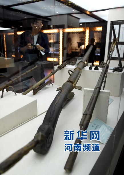 4月26日，參觀者在兵器展覽館內(nèi)參觀。