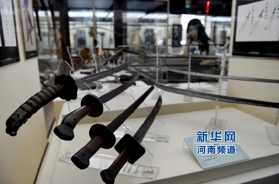 4月26日，參觀者在兵器展覽館內(nèi)參觀。