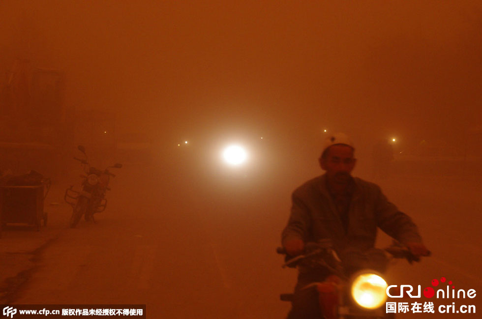 巴扎上的行人紛紛回家?！D片來源：CFP