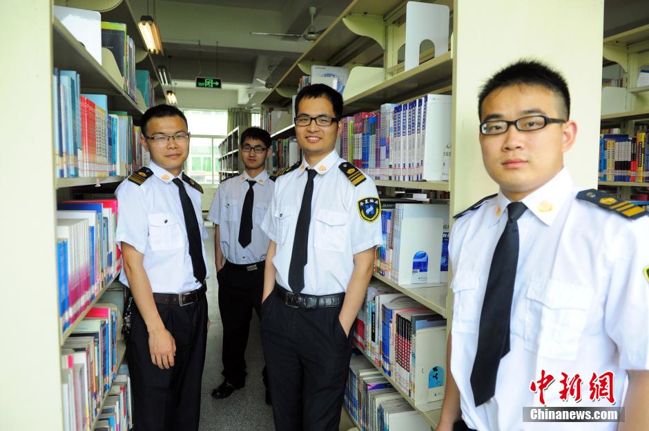 武漢高?！皠?lì)志保安團(tuán)” 集體考上研究生