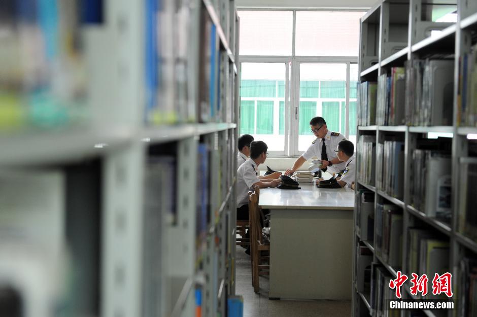 5月8日，武漢輕工大學(xué)保安吳濤、江力、黃凱、萬(wàn)文杰在圖書館學(xué)習(xí)中。中新社發(fā) 張暢 攝