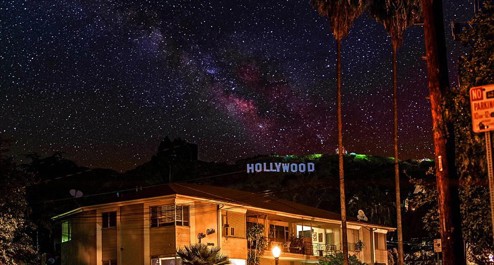 星空下的好萊塢。（網(wǎng)頁截圖）