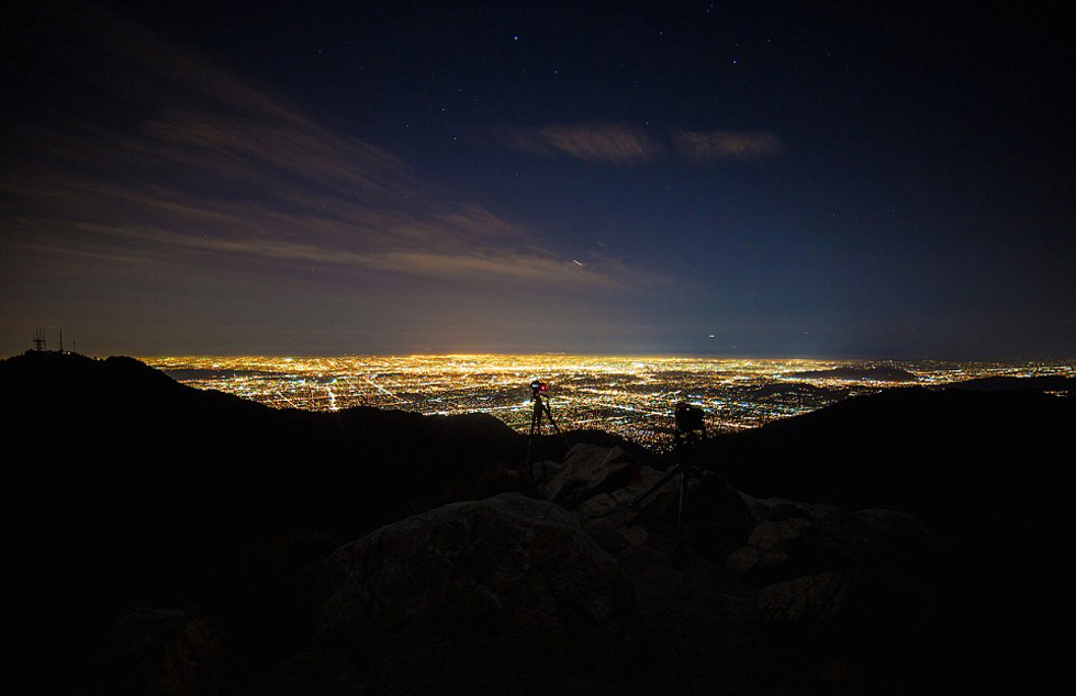 制作一部20秒鐘的短片需要拍攝近450張類似照片。（網(wǎng)頁截圖）