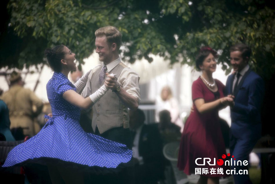 英國(guó)民眾身著年代服裝舞蹈慶祝歐戰(zhàn)勝利70周年 英國(guó)民眾身著年代服裝舞蹈慶祝歐戰(zhàn)勝利70周年