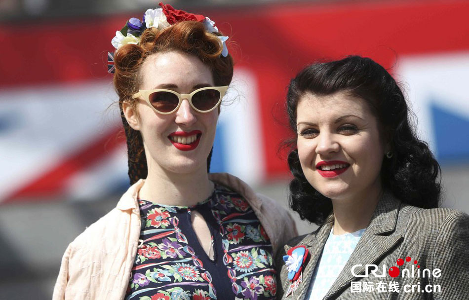 英國(guó)民眾身著年代服裝舞蹈慶祝歐戰(zhàn)勝利70周年 英國(guó)民眾身著年代服裝舞蹈慶祝歐戰(zhàn)勝利70周年