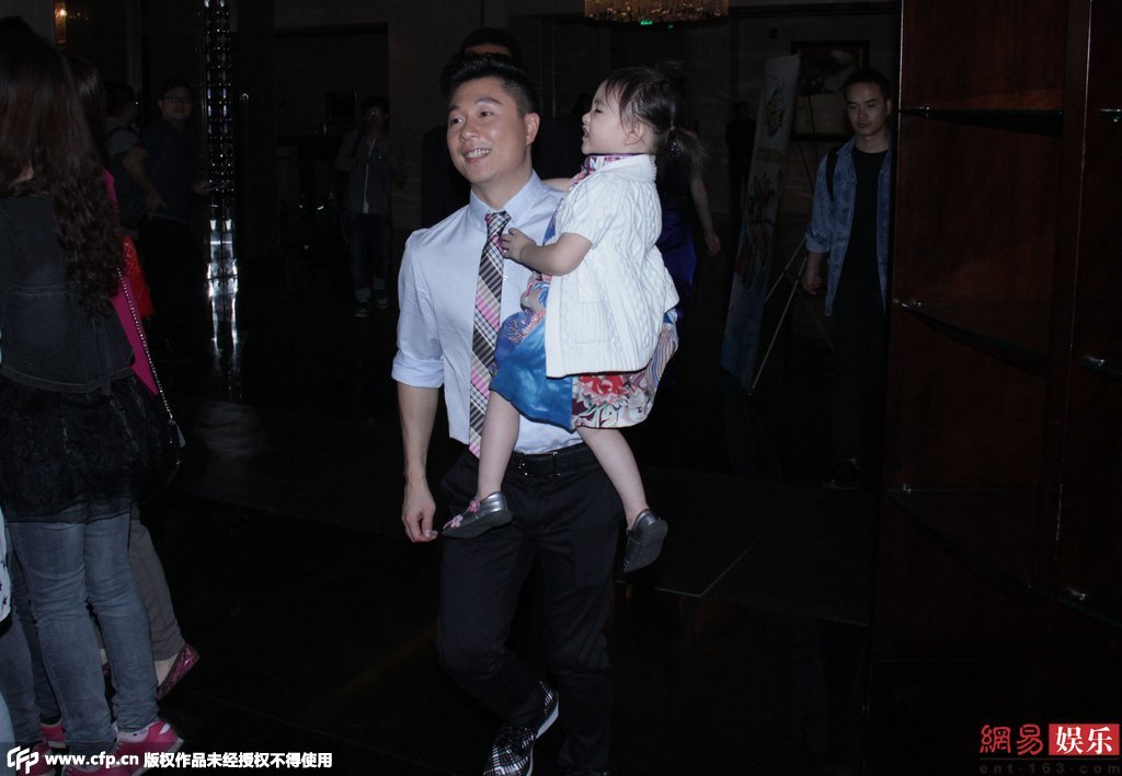 近日李小鵬抱女兒快步離開活動現(xiàn)場。