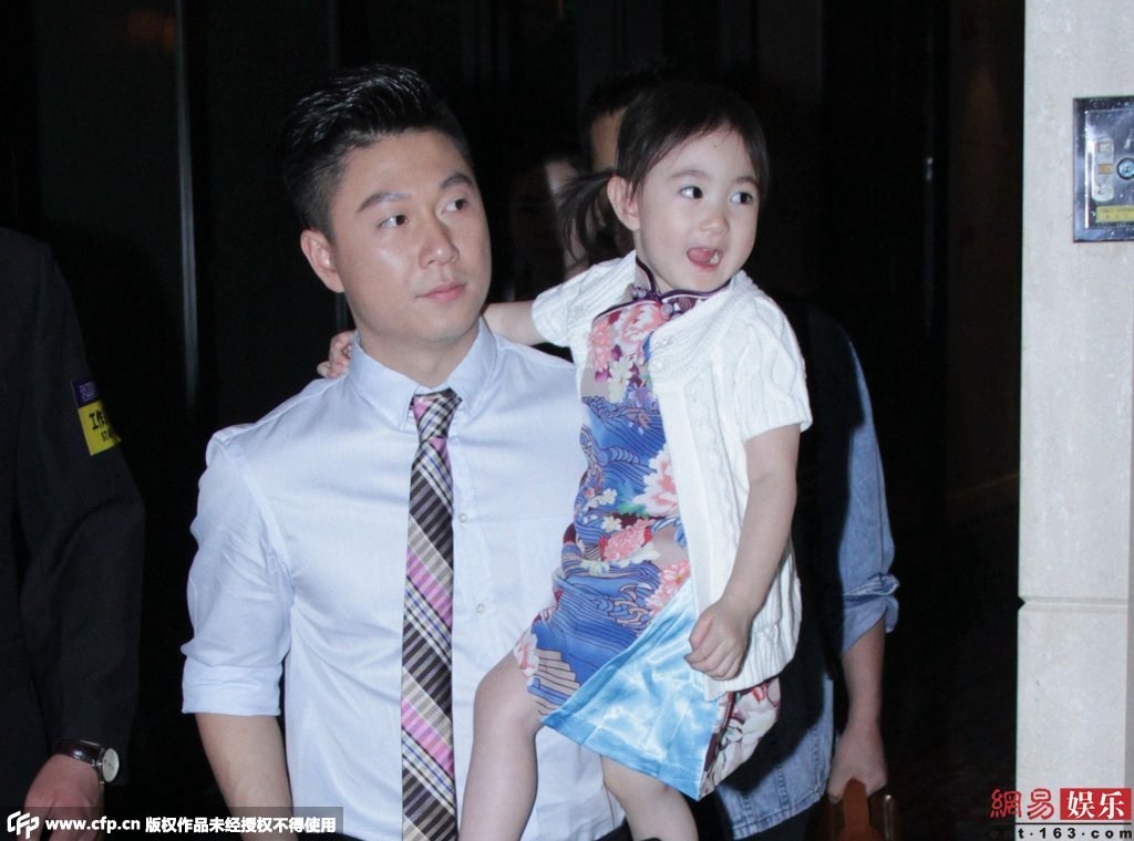 女兒奧莉身穿花旗袍配白色外套，還不停做表情賣萌搶鏡。