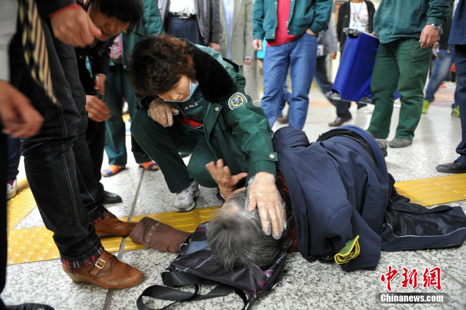 74歲老太地鐵站臺摔倒稱“有老保，不訛人”