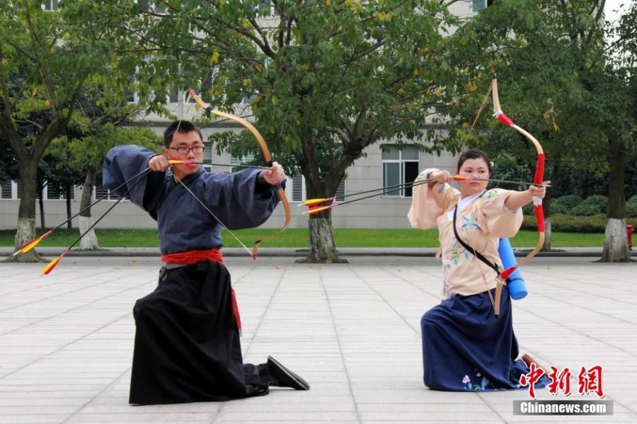 圖為課余練習(xí)射箭的“神雕俠侶”胡雅潔和胡默齋。