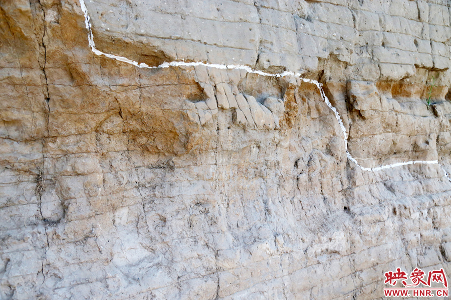 待工程開放后，游客走進(jìn)城墻內(nèi)部，可以看到商代的紅色夯土層、戰(zhàn)國(guó)時(shí)期的白色夯土層。