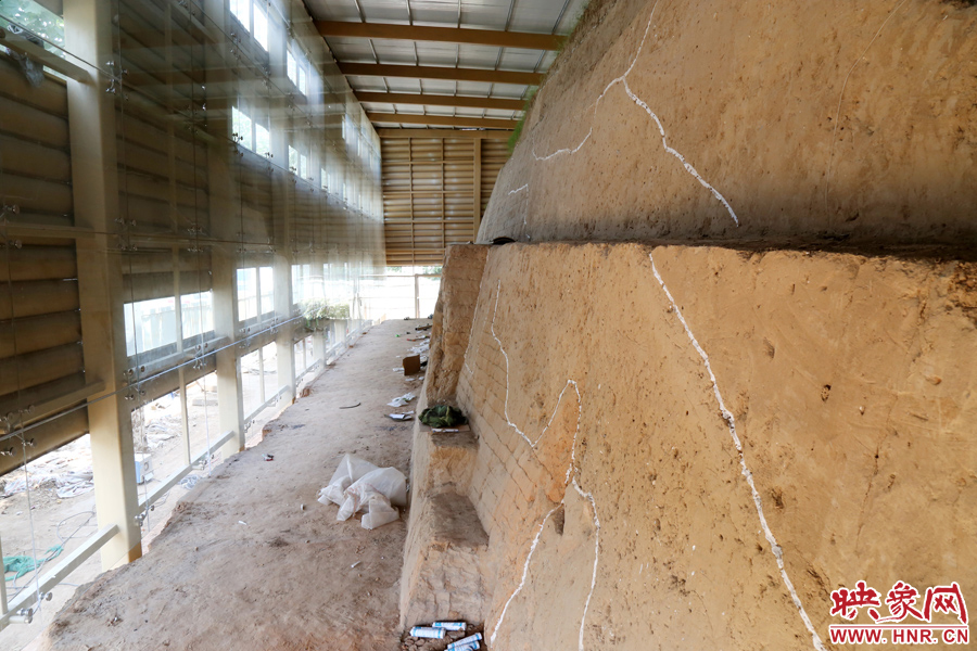 按照最初的設(shè)計(jì)，東側(cè)城墻內(nèi)規(guī)劃有一個(gè)1~2米寬的小展廳。