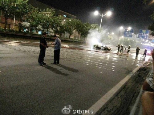 蘭博基尼跑車撞貨車燒成廢鐵 司機(jī)當(dāng)場死亡 蘭博基尼跑車撞貨車燒成廢鐵 司機(jī)當(dāng)場死亡