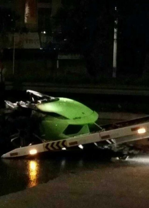蘭博基尼跑車撞貨車燒成廢鐵 司機(jī)當(dāng)場死亡 蘭博基尼跑車撞貨車燒成廢鐵 司機(jī)當(dāng)場死亡