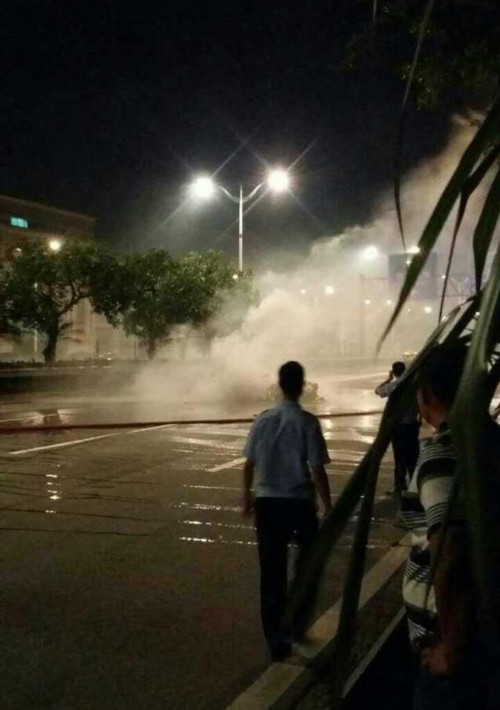 蘭博基尼跑車撞貨車燒成廢鐵 司機(jī)當(dāng)場死亡 蘭博基尼跑車撞貨車燒成廢鐵 司機(jī)當(dāng)場死亡