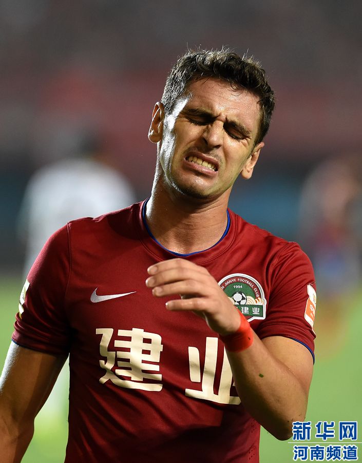 7月19日，河南建業(yè)隊球員伊沃錯失破門機會。新華社記者李博攝