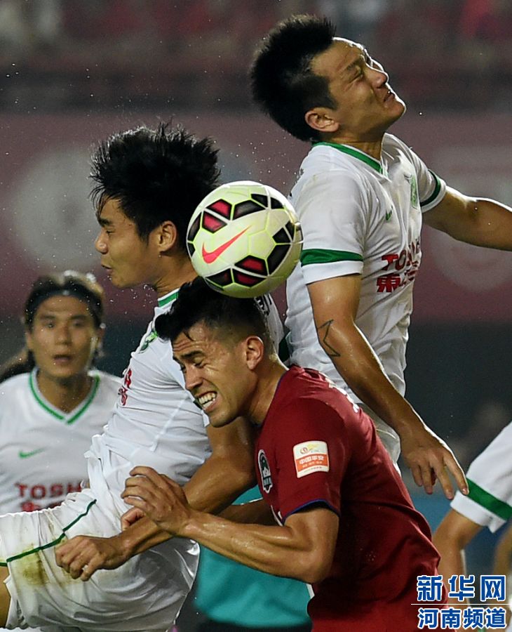 7月19日，河南建業(yè)隊球員哈維爾（右二）在比賽中與對手爭搶頭球。