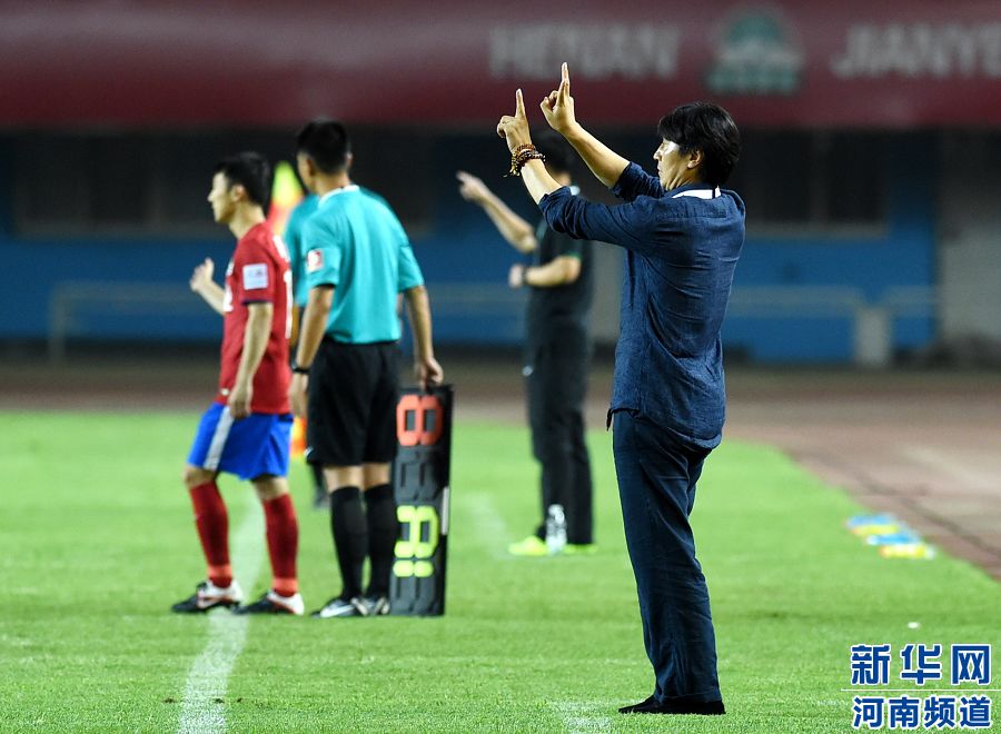7月19日，河南建業(yè)隊主教練賈秀全（右一）在場邊指揮。