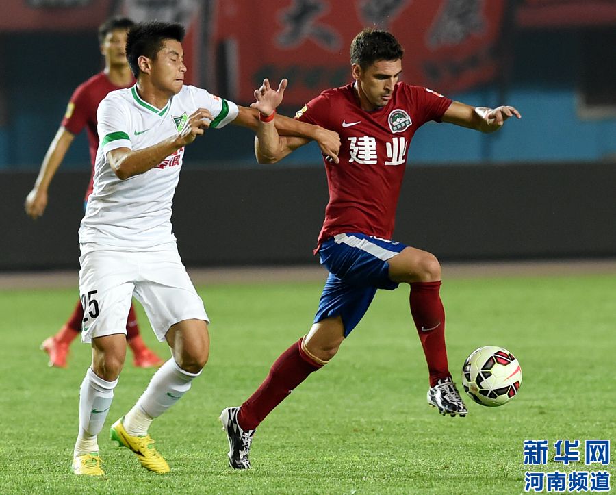7月19日，河南建業(yè)隊球員伊沃（右）在比賽中帶球進攻。